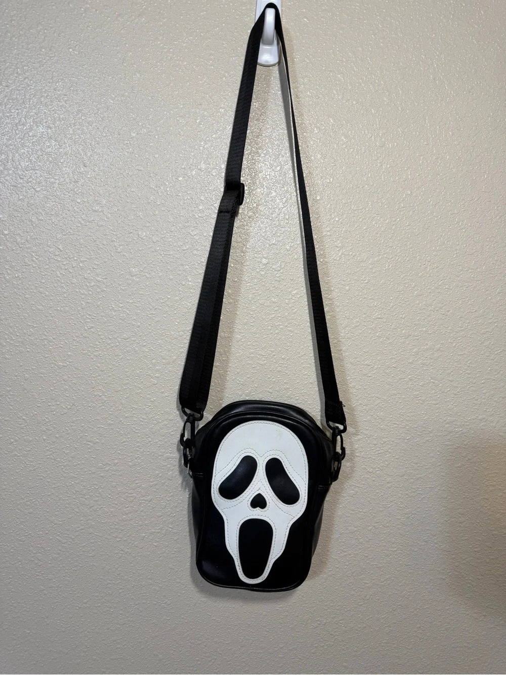 Black & White Scream-Face Messenger Crossbody Bag - Men